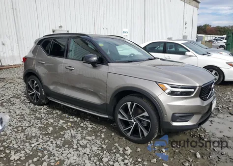 2022 Volvo Xc40 T5 R-Design z USA, uszkodzony, nr VIN YV4162UMXN2714870